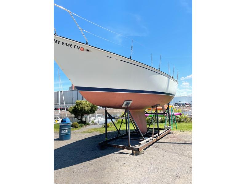 1981 C&C 32 located in New York for sale